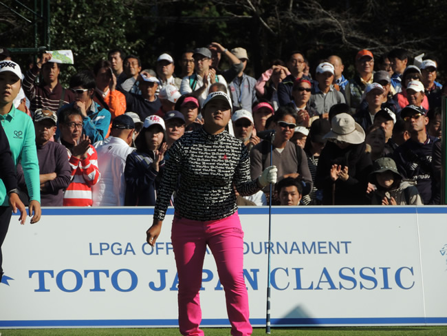 日米女子共催のＴＯＴＯジャパンクラシックは、大勢のファンが集まった（茨城・太平洋クラブ美野里、１番ティーグラウンド）