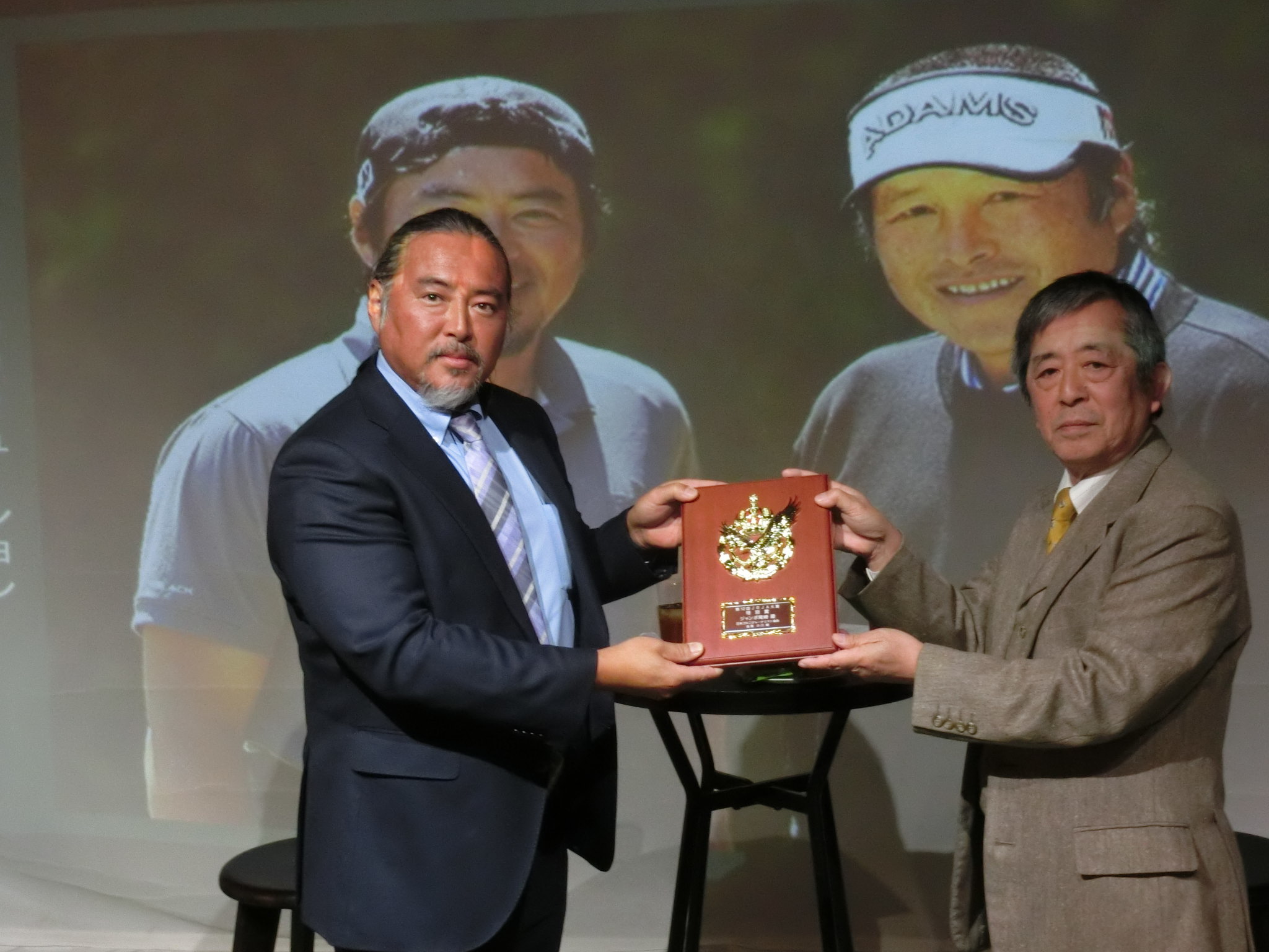 故ジャンボ尾崎氏にJGJA大賞特別賞～新年会にて長男智春氏に贈呈